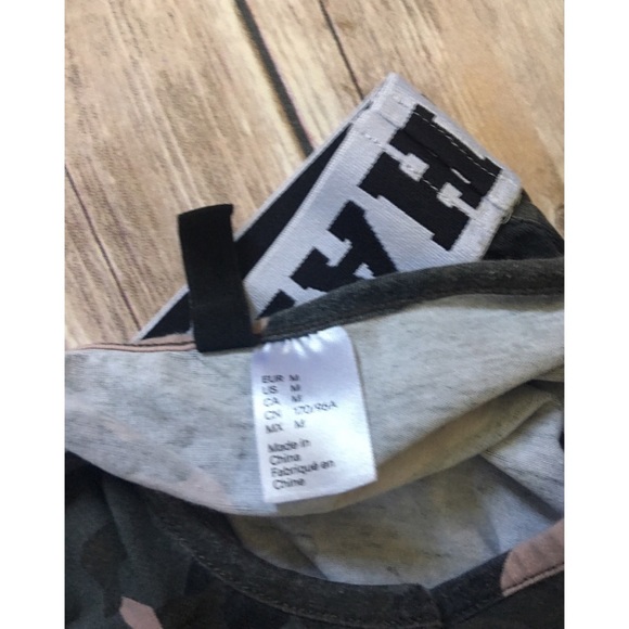 Camo Long Sleeve Crop Top - Picture 3 of 3